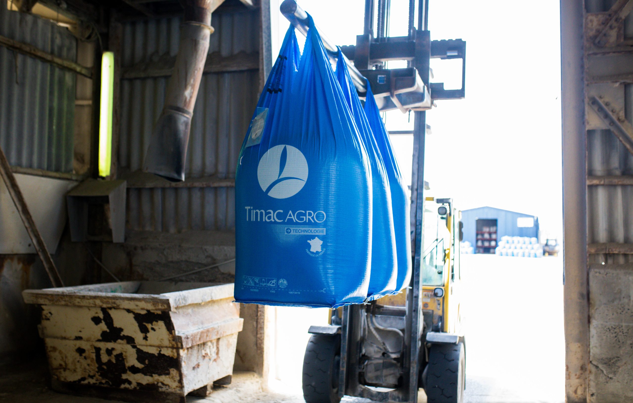 fertiliser-bags-on-forklift